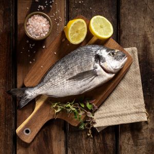 Ganze Dorade Royal - frisch - 900g, ungeschuppt